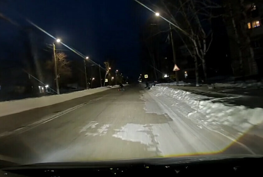 В Райчихинске дети нашли опасное развлечение на дороге