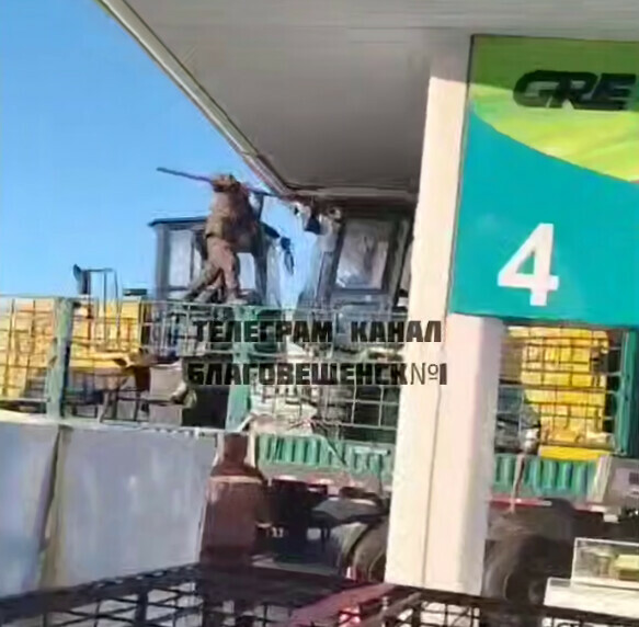 В Приамурье иностранный водитель чуть не разнес АЗС