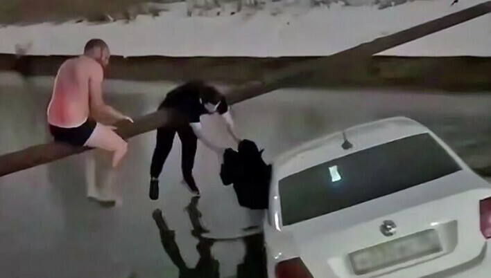 Прохожие спасли женщину с ребенком из утонувшего такси видео