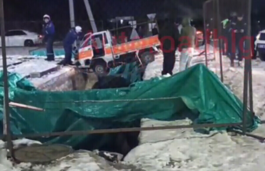 В Благовещенске пьяный водитель повис над перекопом на дороге