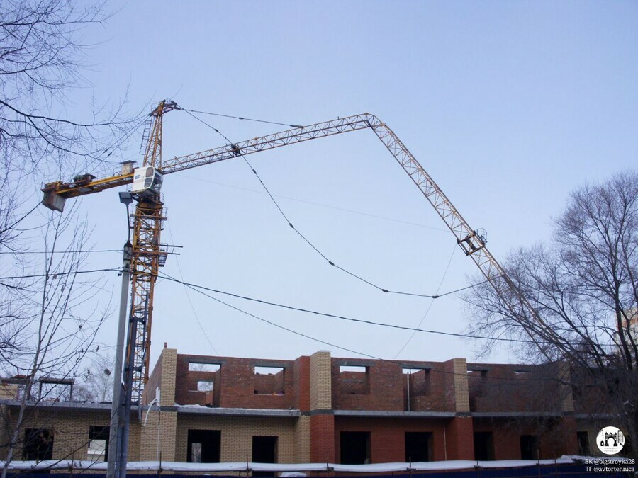 ЧП на стройке в Благовещенске обрушилась стрела крана фото