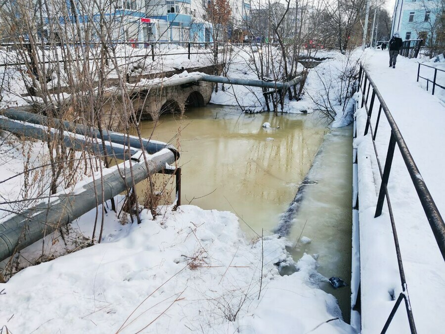 В Благовещенске выясняют что за жидкость стекает в Бурхановку фото видео