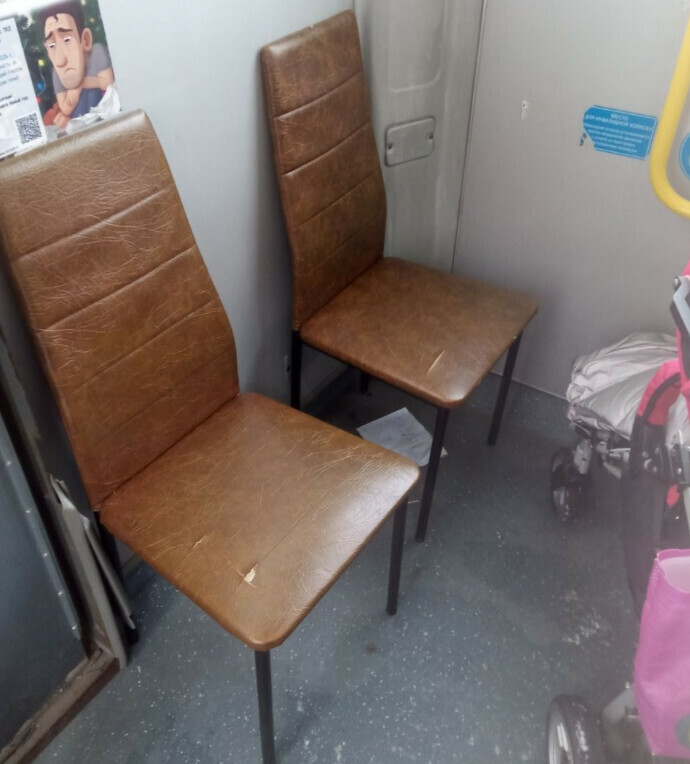 В автобусе для удобства пассажиров поставили стулья  