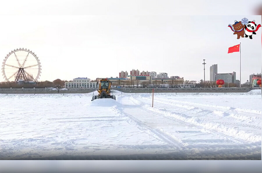 Пограничную реку Амур и набережную в Благовещенске начали очищать от снега видео