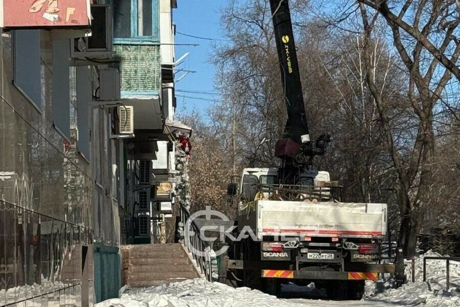 Очевидец в центре Благовещенска произошло ЧП с рабочим приехала реанимация фото видео
