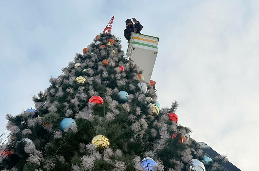 Новогодняя ель в Белогорске отслужила свое и на площадь больше не вернется  
