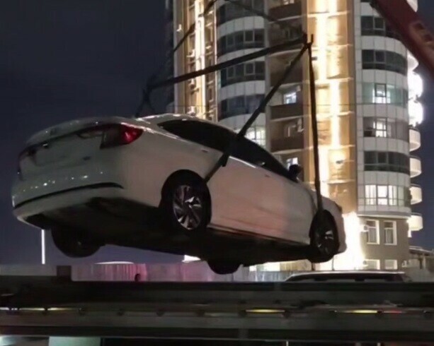 В центре Благовещенска эвакуировали с парковки брошенные авто видео