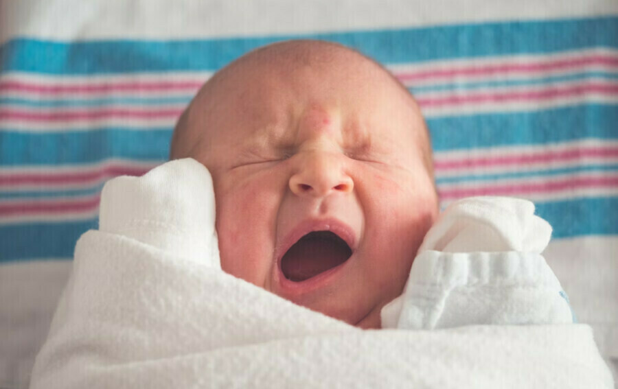 Женщина родила стоя у регистратуры ребенок упал на пол и получил перелом черепа