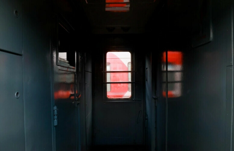 Проводник высадил подростка из поезда в 40градусный мороз