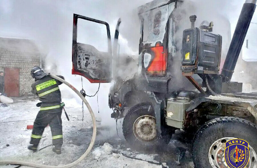 Грузовой автомобиль едва не сгорел в амурском поселке Февральск фото