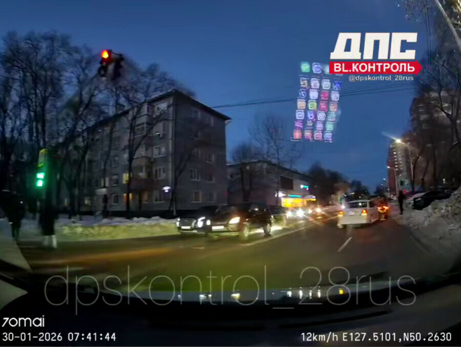 В Благовещенске изза утреннего ДТП затруднен выезд с перекрестка