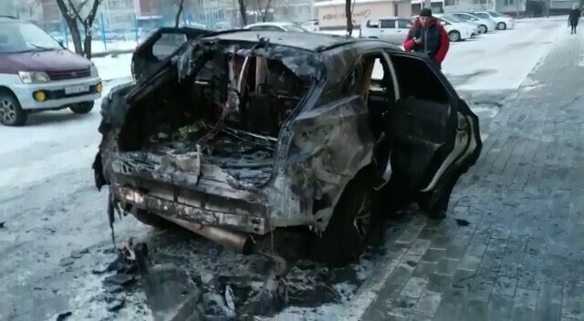 Ночью в микрорайоне Благовещенска сгорел дорогой Lexus видео