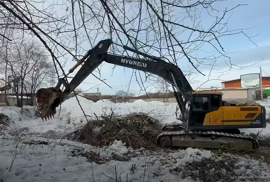 Один из наиболее проблемных участков Бурхановки начали чистить в Благовещенске видео