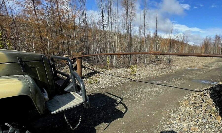 В Амурской области золотодобывающее предприятие незаконно установило шлагбаум в лесу