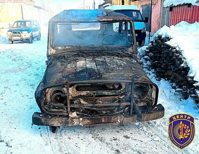 В пожаре в Амурской области сгорели автомобиль снегоход и мопед фото
