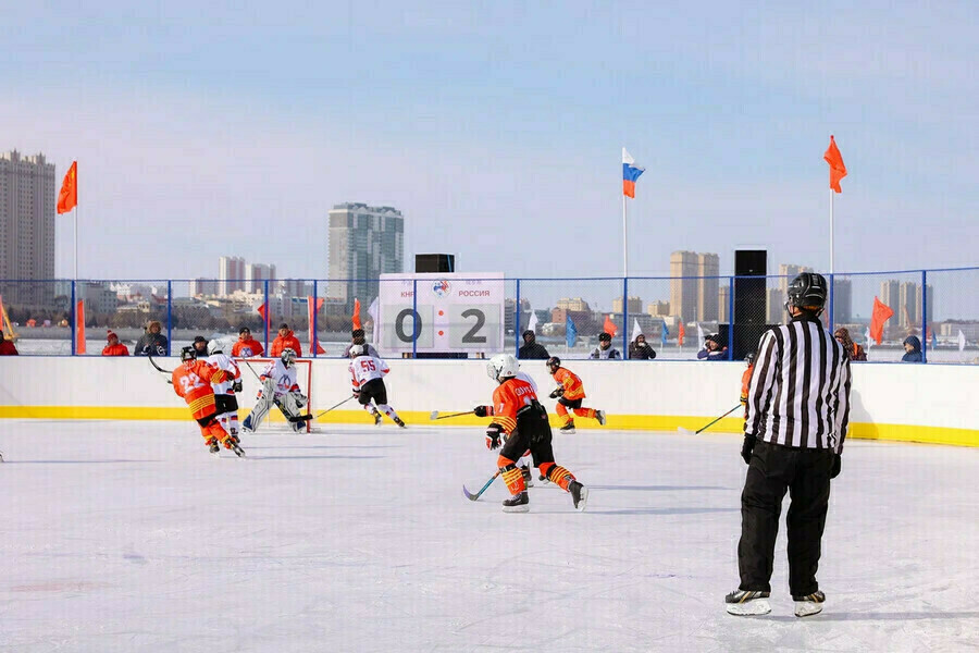 На льду Амура готовят хоккейную коробку для международных хоккейных матчей