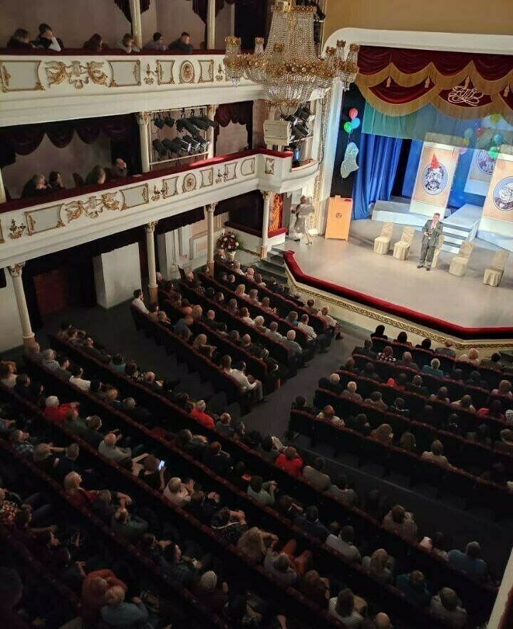 Джинсы или классика амурские театралы поспорили о зрительском дресскоде