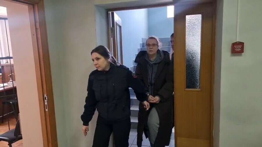 Завели в зал суда в наручниках задержана директор Благовещенского политехнического колледжа по обвинению в преступлении против госвласти