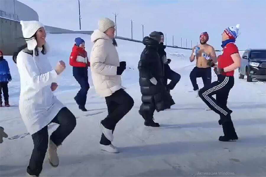 Центр закаливания на льду Амура в Благовещенске привлекает все больше горожан видео