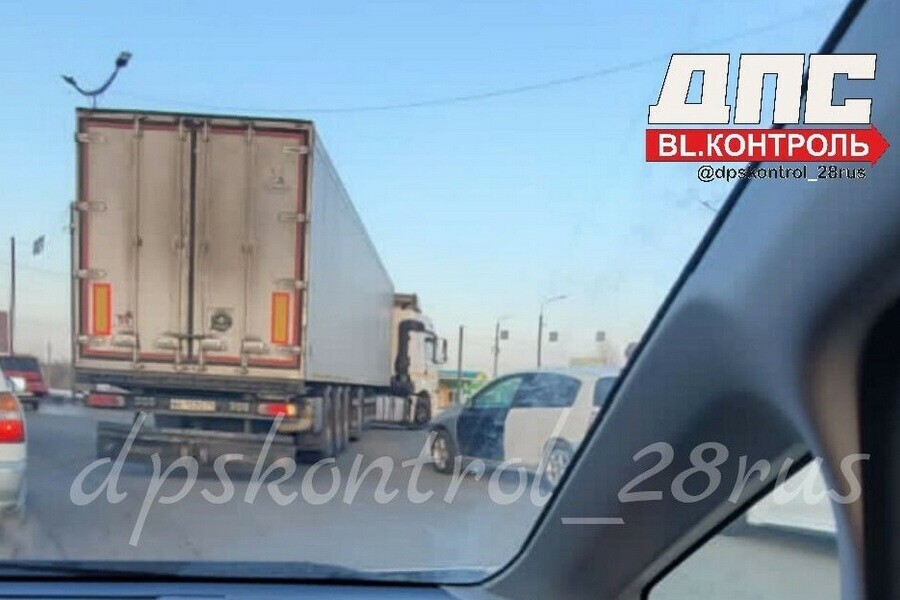 Фура перекрыла съезд с калининского кольца в Благовещенске