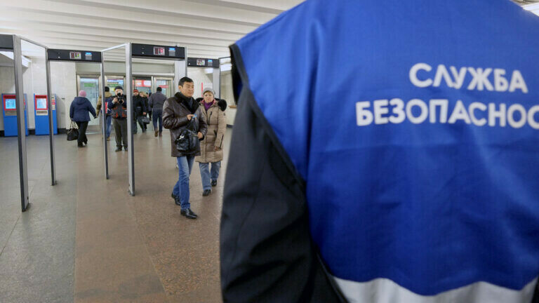 В России начнут досматривать телефоны пассажиров