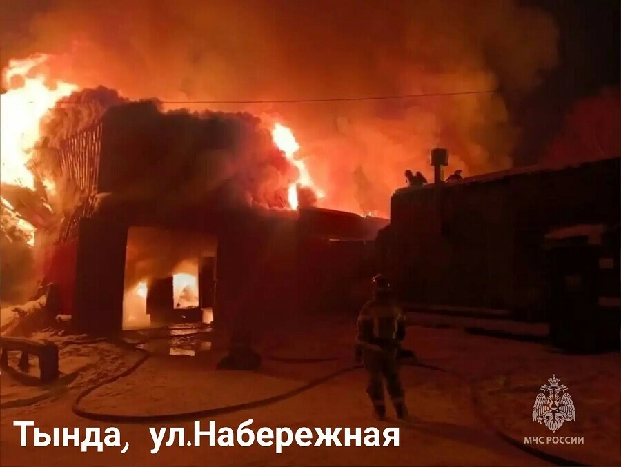 В Тынде при пожаре пострадали люди и сгорел автомобиль фото