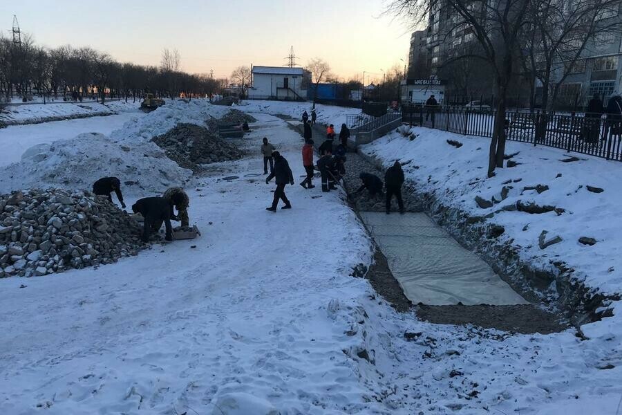 В парке Дружбы продолжают укреплять берег