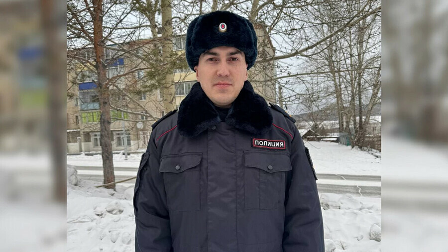 Амурский полицейский вынес из горящей квартиры пенсионерку и ее питомцев