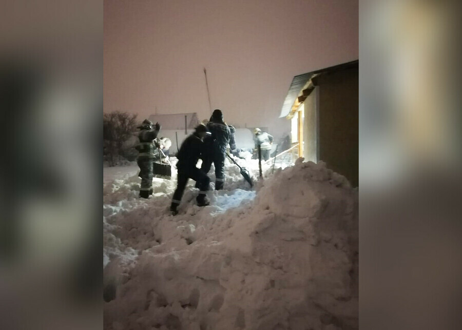 Десять часов пробыла женщина под  снежным завалом и выжила фото