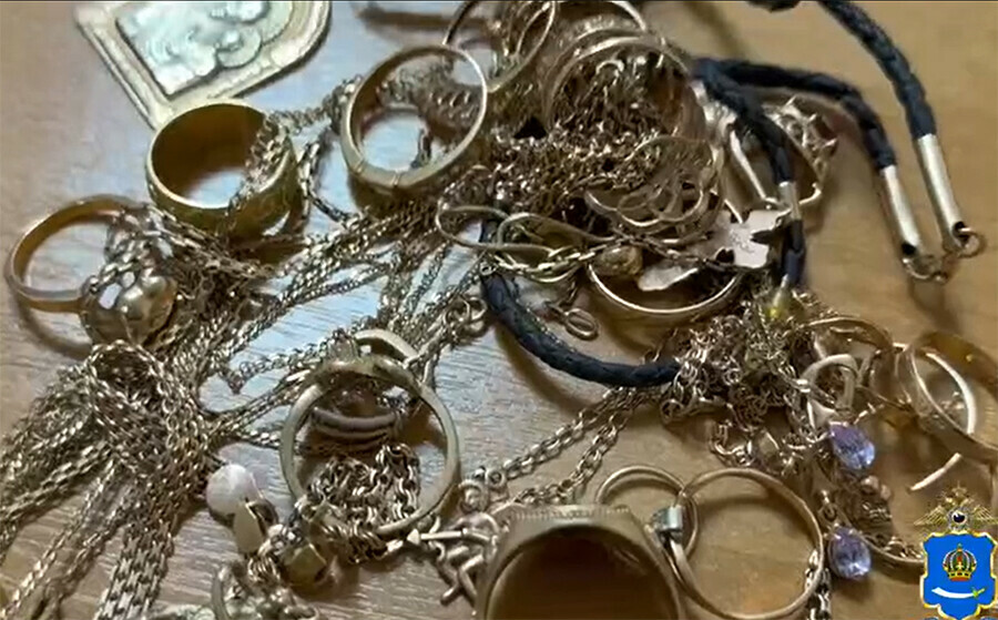 Девочка попавшая под влияние аферистов отнесла на кладбище дорогие украшения матери видео