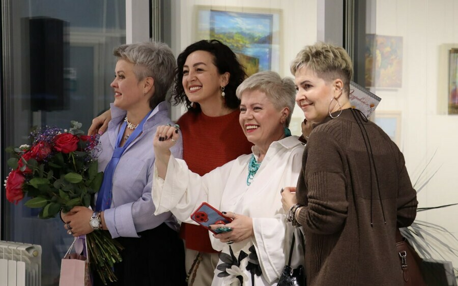 Знакомые все лица В Выставочном зале открылась персональная выставка амурской художницы Натальи Кузнецовой