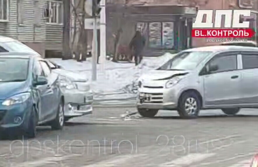 Автомобиль выехал на красный сигнал светофора в Благовещенске и устроил ДТП Есть пострадавший 