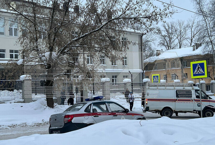 На студентов в общежитии вуза напал подросток с ножом Есть раненые