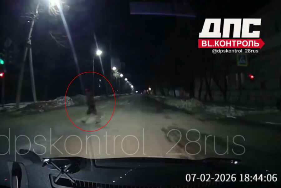 В Благовещенске на видео попал момент как пешеход чудом остался жив