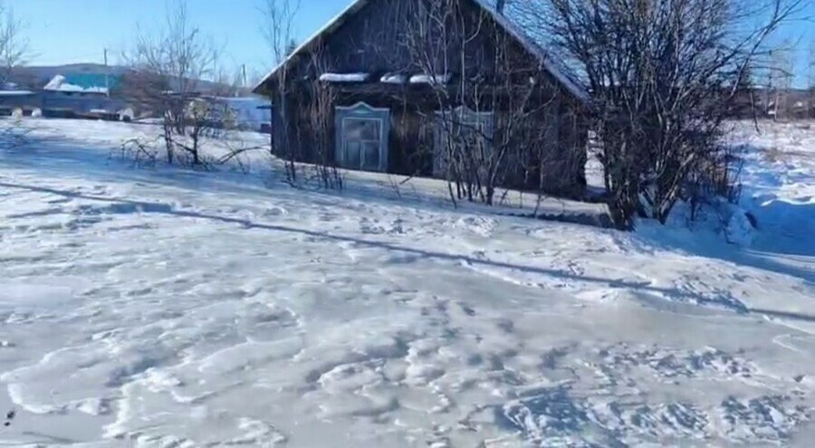 На севере Амурской области наледь из грунтовых вод окружила жилой дом видео