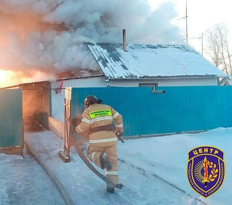 В Амурской области сильный пожар бушевал в бане доме и на веранде