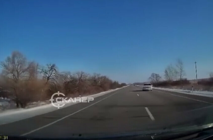 В Приамурье на трассе автомобили разошлись на скорости пояпонски