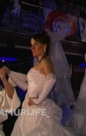 Платьяпирожные открытые плечи корсеты Как выглядели невесты второй половины нулевых архивное видео