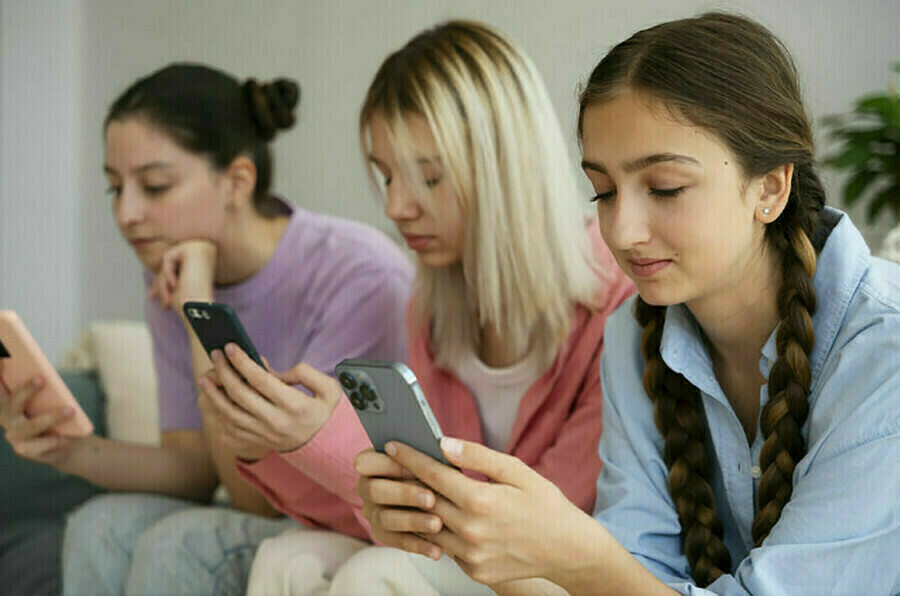 Учителей начали обязывать следить за соцсетями школьников