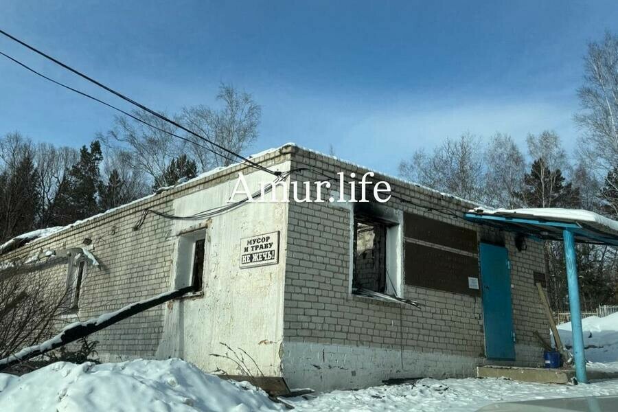 На кладбище 8го километра благовещенцы обнаружили сгоревшее административное здание фото 