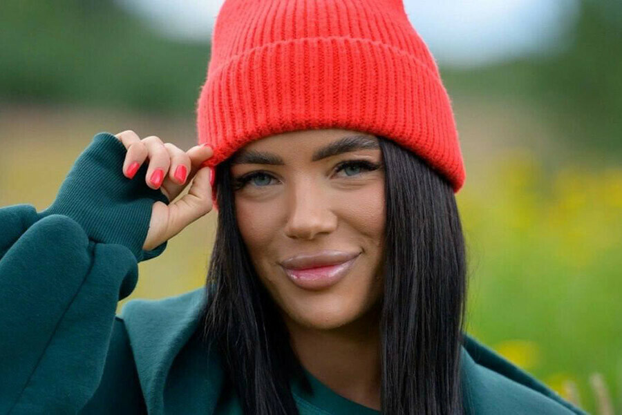 За букет белых и красных роз со знаковой символикой блогер и певица отправилась в колонию фото