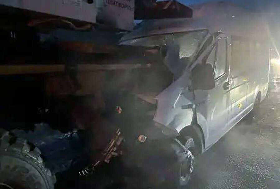 Водителя доставали из кабины спасатели в Приамурье микроавтобус врезался в кран