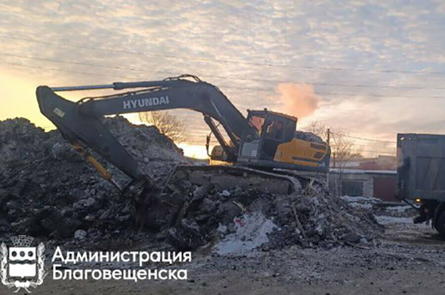 Из Бурхановки в Благовещенске продолжают вычерпывать мусор фото видео