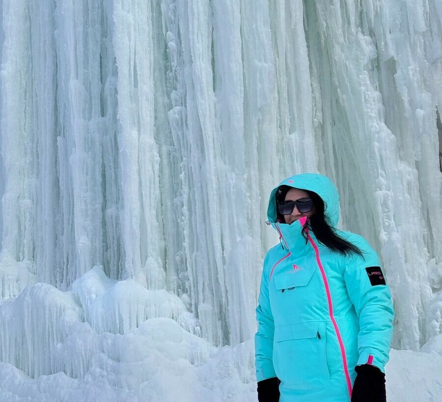 В Приамурье коммунальная авария сотворила шедевр  ледяной водопад
