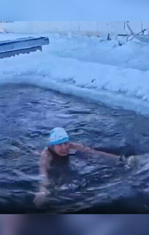 Пловцы из Хэйхэ набирают форму к благовещенскому зимнему фестивалю в пограничной реке