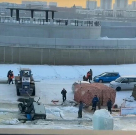 Под лед Амура у Благовещенска ушла спецтехника 