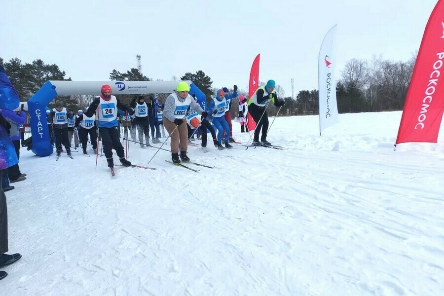 Около семи тысяч амурчан приняли участие в Лыжне России фото 