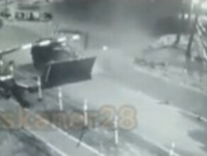 В Амурской области водитель авто влетел в заграждение перед железнодорожным переездом видео
