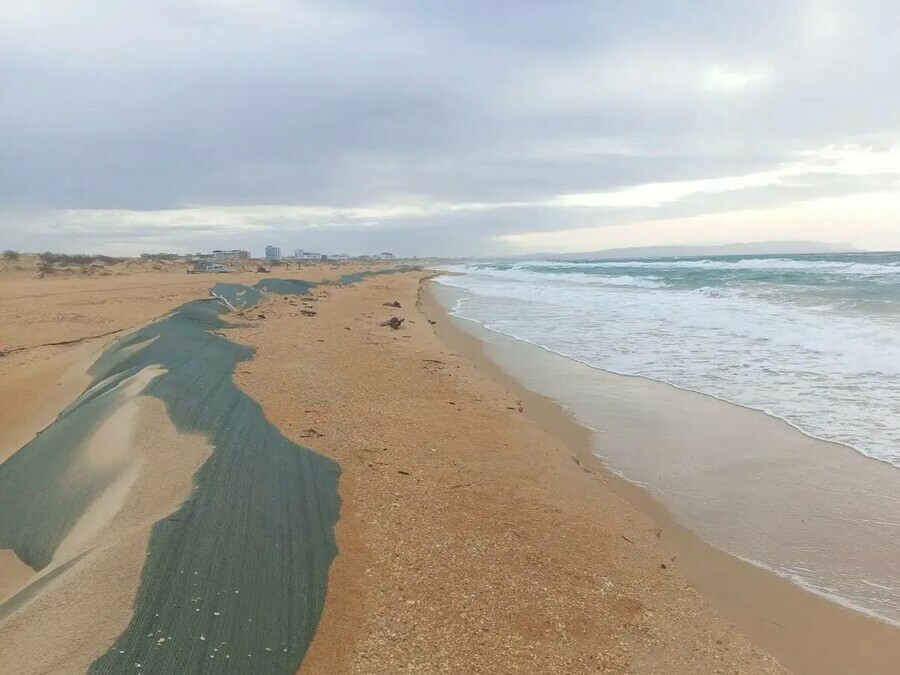 После шторма в Анапе обнаружили невидимые ранее выбросы мазута