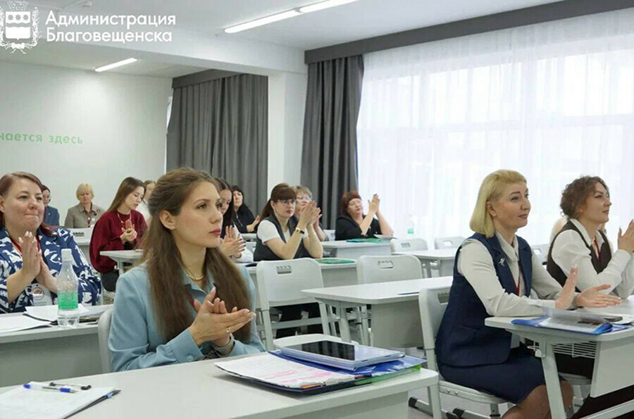 Скоро станет известно каких педагогов Благовещенска назовут лучшими фото